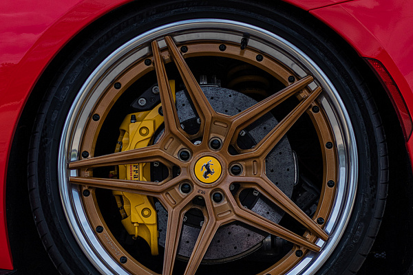 Фото дисков Brixton Forged VL2 Глянцевое темное золото на Ferrari 812
