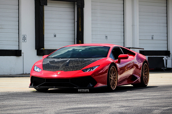 Фото дисков Strasse Wheels SV1T Deep Concave FS Сатиновое золото на Lamborghini Huracan