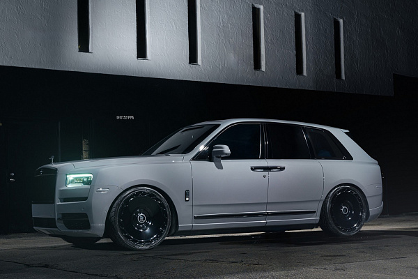 Фото дисков Strasse Wheels SV101 Deep Concave Duoblock RR Черный глянец на Rolls-Royce Cullinan