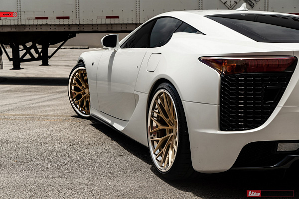 Фото дисков Anrky AN30 Сатиновое золото на Lexus LFA