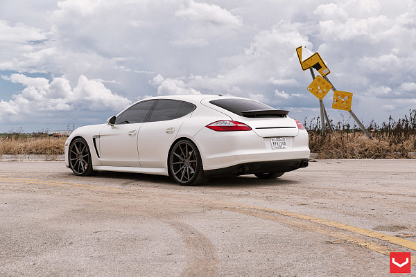Фото дисков Vossen VFS-1 Сатиновый графит на Porsche Panamera I