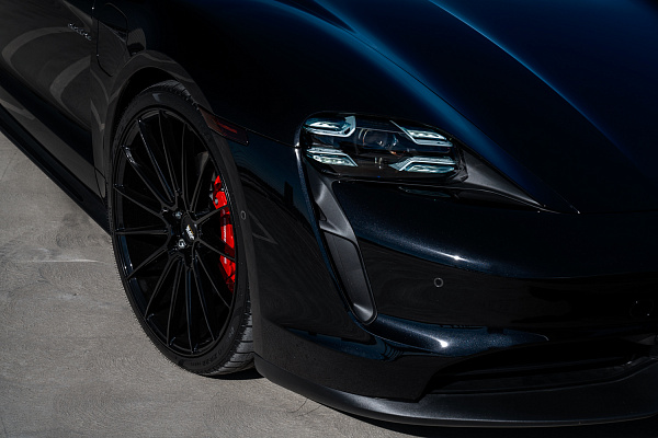 Фото дисков Savini BM16 Черный глянец на Porsche Taycan I