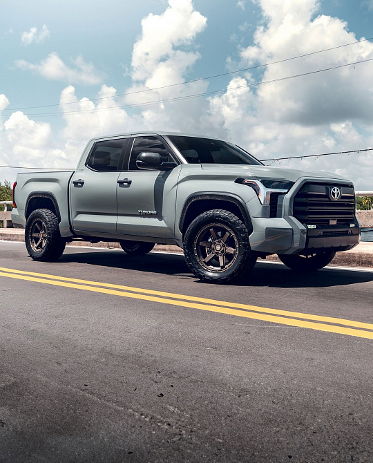Фото дисков 4PS63 Глянцевая темная бронза на Toyota Tundra III