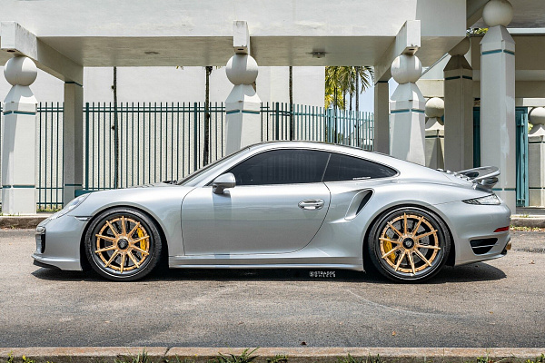 Фото дисков Strasse Wheels SV10-RS Performance Сатиновое золото на Porsche 911 VII