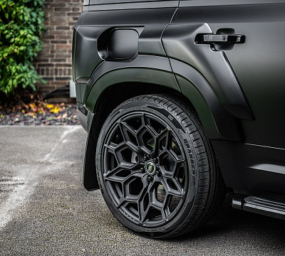 Фото дисков Kahn Type 57 RS на Land Rover Defender II