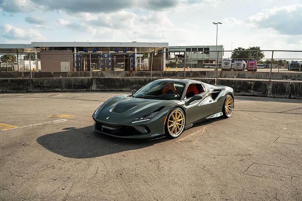 Фото дисков HRE S104SC Сатиновое золото на Ferrari F8