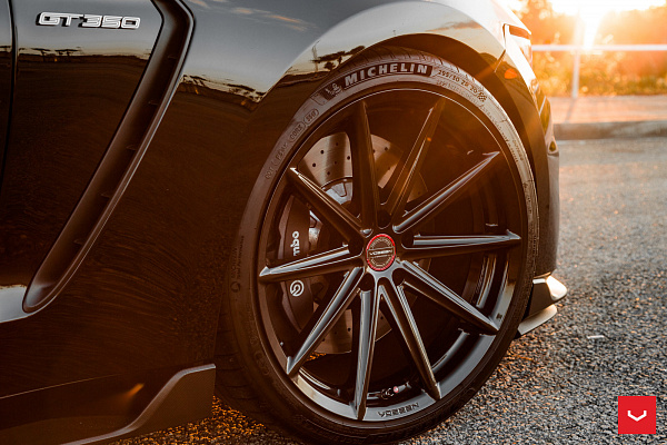 Фото дисков Vossen VFS-10 Черный глянец на Ford Mustang VI