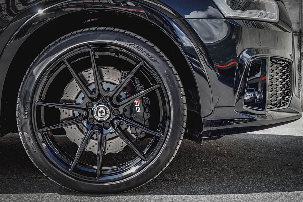 Фото дисков HRE FF04 Черный глянец на Audi Q3 (8U)