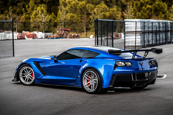 Фото дисков Strasse Wheels SV4 Deep Concave Duoblock Сатиновый темный лак на Chevrolet Corvette C7