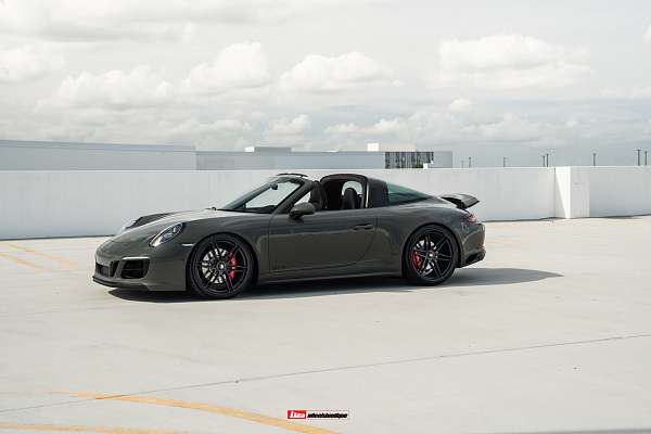 Фото дисков HRE P106 Черный сатин на Porsche 911 VII