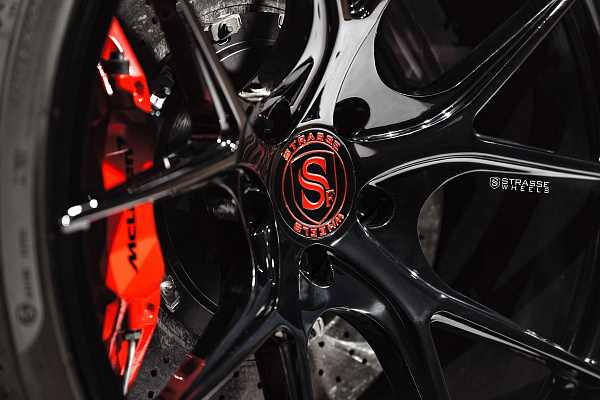 Фото дисков Strasse Wheels SM5R Deep Concave Monoblock Черный глянец на McLaren 570S