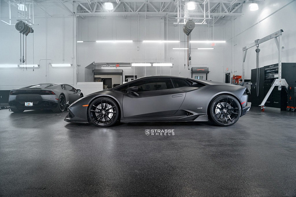 Фото дисков Strasse Wheels SV1 Deep Concave Monoblock Черный глянец на Lamborghini Huracan