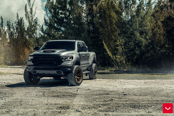 Фото дисков Vossen HF6-4 Сатиновое темное золото на Ram 1500 V