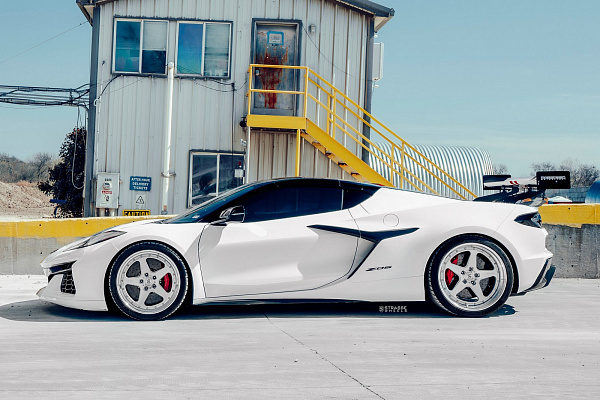 Фото дисков Strasse Wheels S5 Track Глянцевый лак на Chevrolet Corvette C8