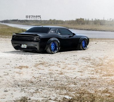 Фото дисков Strasse Wheels SV8 Performance на Dodge Challenger III