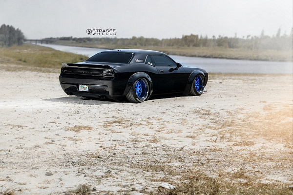 Фото дисков Strasse Wheels SV8 Performance Другой цвет на Dodge Challenger III