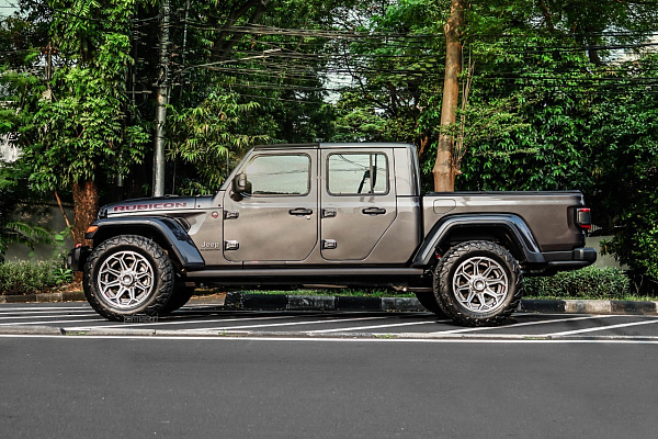 Фото дисков 4PLAY 4P80R Глянцевый графит на Jeep Gladiator II (JT)