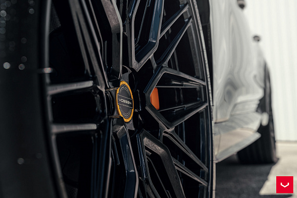 Фото дисков Vossen HF-7 Черный глянец на Audi E-tron