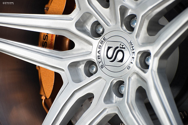 Фото дисков Strasse Wheels SV2 Deep Concave Monoblock Глянцевый лак на Nissan GT-R
