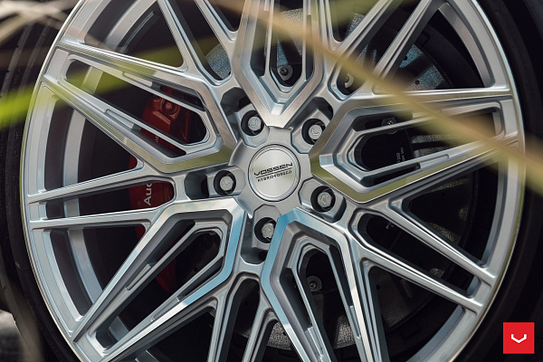 Фото дисков Vossen HF-7 Серебро на Audi E-tron GT