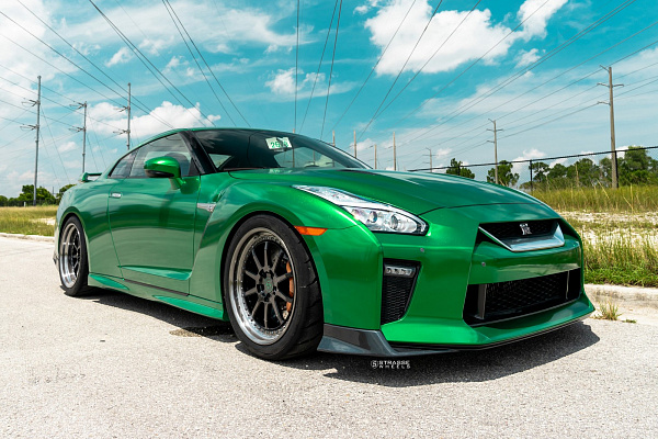 Фото дисков Strasse Wheels R10 Competition Черный глянец на Nissan GT-R