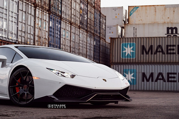 Фото дисков Strasse Wheels SM5R Deep Concave Monoblock Черный глянец на Lamborghini Huracan