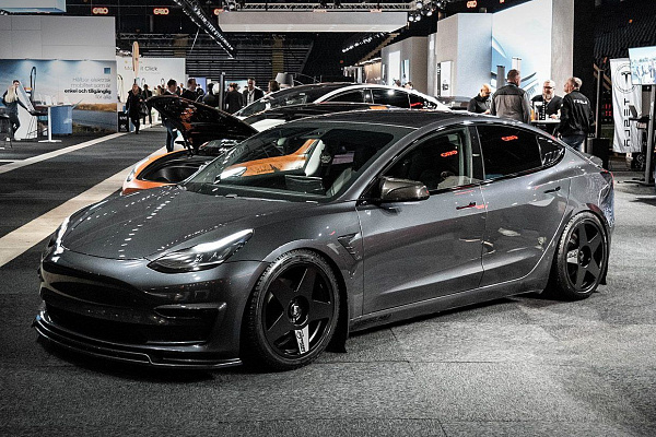 Фото дисков Bola B10 Черный матовый на Tesla Model 3