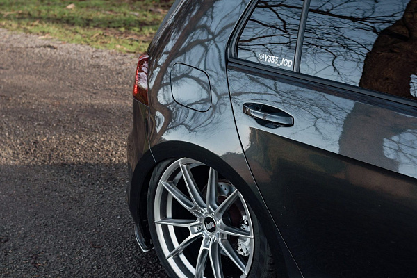 Фото дисков Bola B19 Сатиновый лак на Volkswagen Golf VII