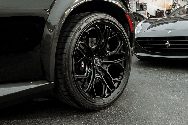 Фото дисков Brixton Forged PF14 R / RS Черный сатин на Ferrari Purosangue
