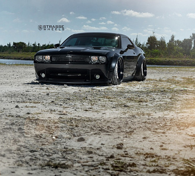 Фото дисков Strasse Wheels SV8 Performance на Dodge Challenger III