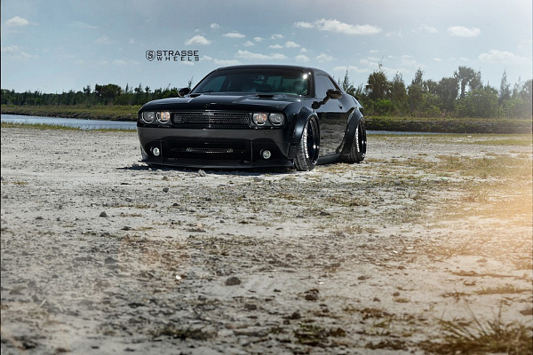 Фото дисков Strasse Wheels SV8 Performance Другой цвет на Dodge Challenger III