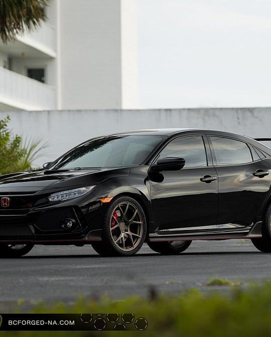 Фото дисков RZ05 Сатиновая бронза на Honda Civic Type R FL5