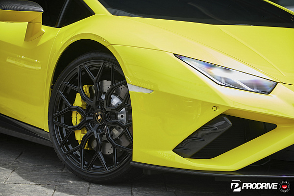 Фото дисков Vossen S17-01 Черный глянец на Lamborghini Huracan