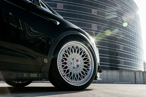 Фото дисков HRE 501 Серебро на Tesla Model X
