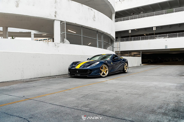 Фото дисков Anrky AN35 Глянцевое золото на Ferrari 812