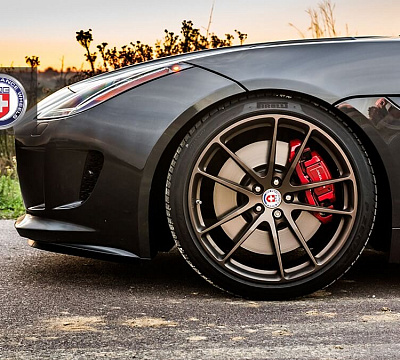 Фото дисков HRE P104 на Jaguar F-Type