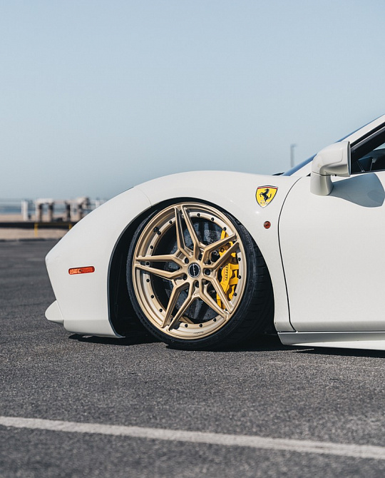 Фото дисков VL22 Сатиновая шампань на Ferrari 488