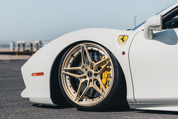 Фото дисков MV Forged VL22 Сатиновая шампань на Ferrari 488