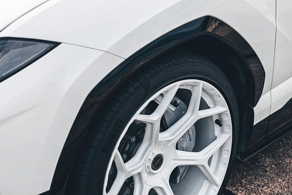 Фото дисков Brixton Forged MW03 Белый глянец на Lamborghini Urus