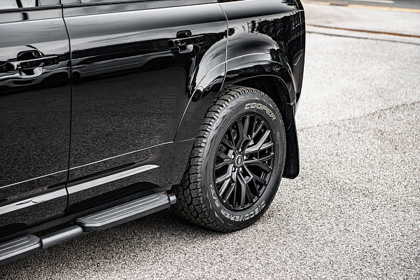 Фото дисков Kahn RS 3.0 Черный сатин на Land Rover Defender II