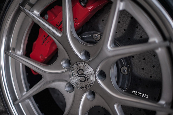 Фото дисков Strasse Wheels SM5R Deep Concave FS Сатиновый темный лак на Lamborghini Huracan