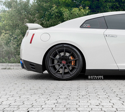 Фото дисков Strasse Wheels R10 Deep Concave Monoblock на Nissan GT-R