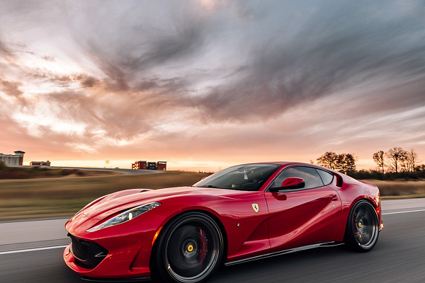 Фото дисков Brixton Forged PF5 Глянцевый темный лак на Ferrari 812
