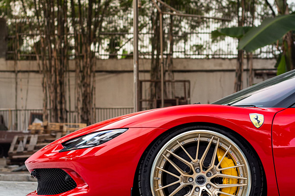 Фото дисков Brixton Forged VL4 Глянцевая шампань на Ferrari 296
