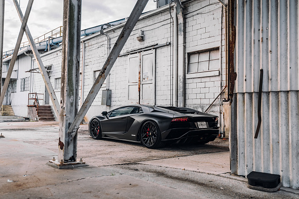 Фото дисков Brixton Forged TR05 Черный глянец на Lamborghini Aventador