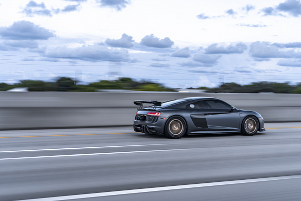 Фото дисков Strasse Wheels SV10 Track Сатиновая шампань на Audi R8 (4S)