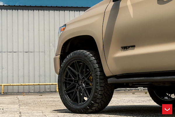 Фото дисков Vossen HF-7 Черный глянец на Toyota Sequoia II