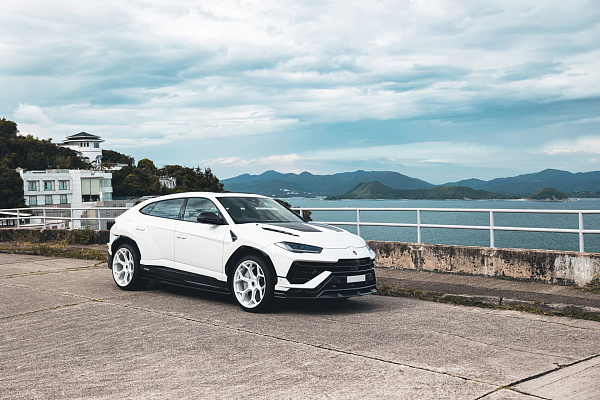 Фото дисков Brixton Forged MW03 Белый глянец на Lamborghini Urus
