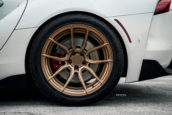 Фото дисков Strasse Wheels SV5 Deep Concave Duoblock Сатиновое темное золото на Toyota Supra A90