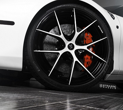 Фото дисков Strasse Wheels SM5R Deep Concave Monoblock на Ferrari 488